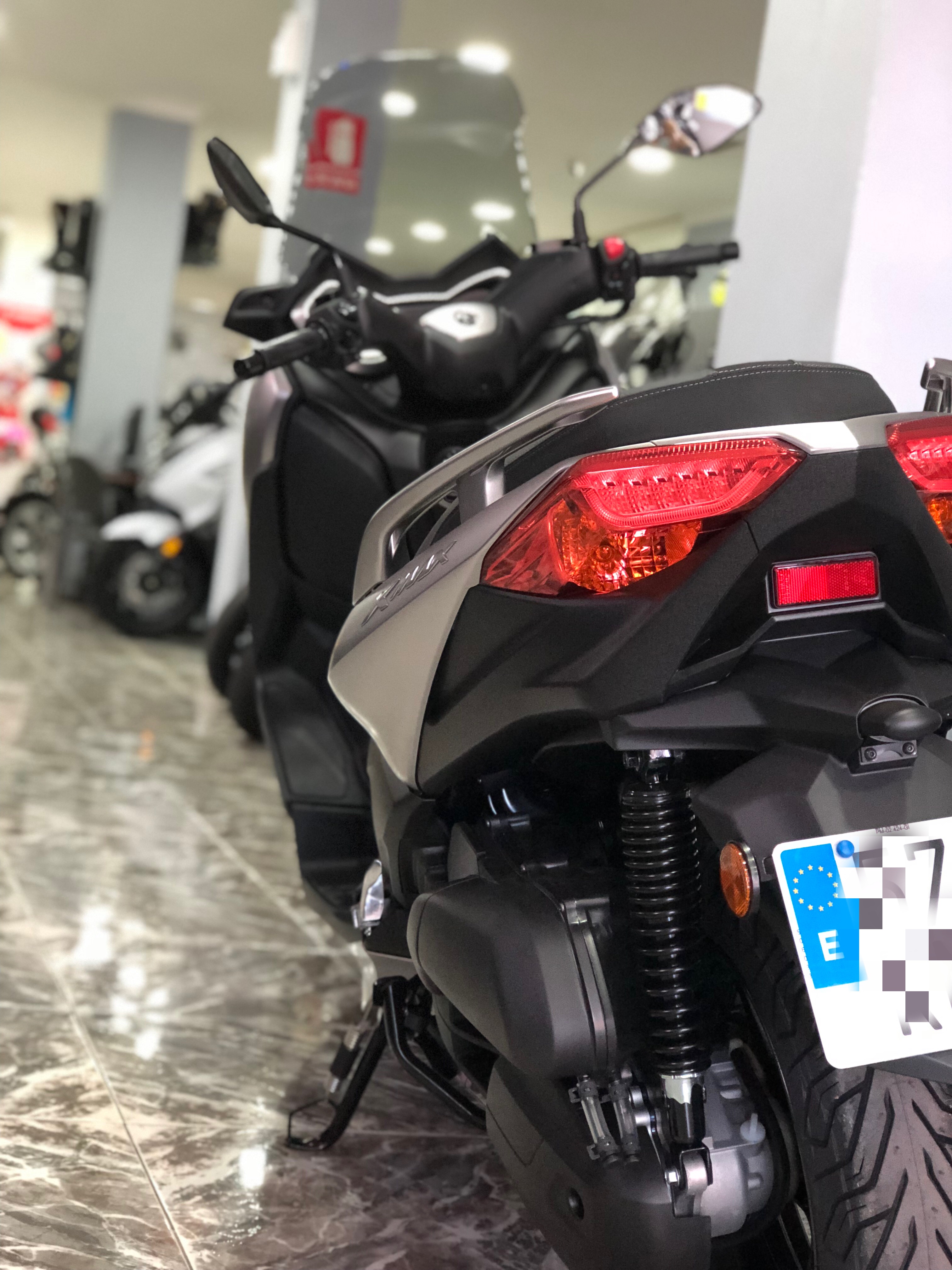 FOTOS XMAX 125 PLATA (3)